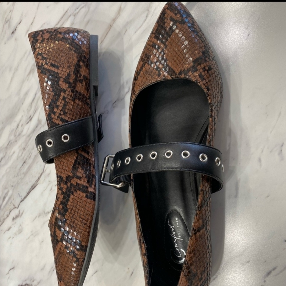SUPER EDGY New With Tag C EST. 1946 Brown Snakeskin pointed flats with straps. - Picture 2 of 3
